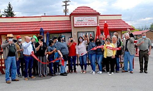 Il Vesuvio ribbon cutting
